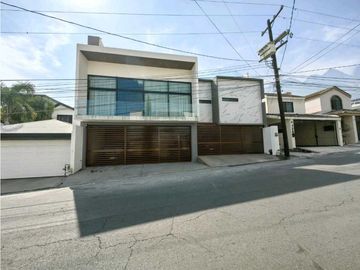 Casa en Venta en Cumbres 3er Sector 4 hab con alberca Monterrey