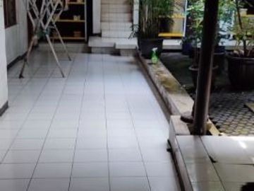 Rumah besar cocok untuk kantor dan kostan jl surya Sumantri sukajadi Bandung