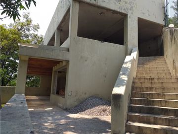 CASA EN VENTA A ORILLA DEL LAGO / EXCELENTE PARA REMODELAR 