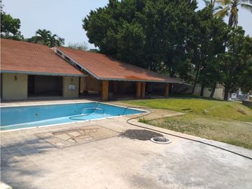 CASA EN VENTA A ORILLA DEL LAGO / EXCELENTE PARA REMODELAR 