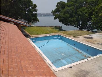 CASA EN VENTA A ORILLA DEL LAGO / EXCELENTE PARA REMODELAR 