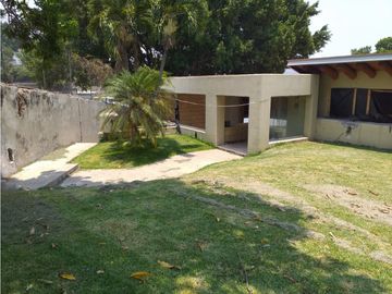 CASA EN VENTA A ORILLA DEL LAGO / EXCELENTE PARA REMODELAR 
