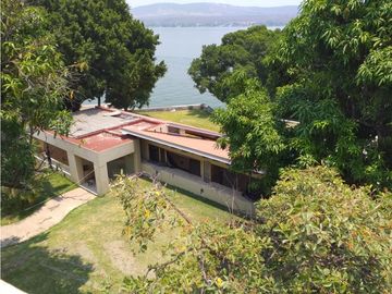 CASA EN VENTA A ORILLA DEL LAGO / EXCELENTE PARA REMODELAR 
