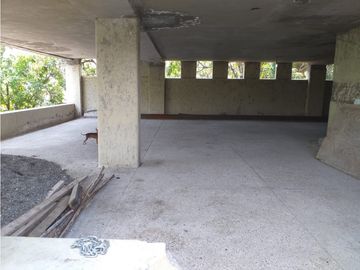CASA EN VENTA A ORILLA DEL LAGO / EXCELENTE PARA REMODELAR 