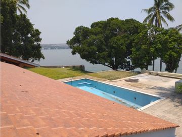 CASA EN VENTA A ORILLA DEL LAGO / EXCELENTE PARA REMODELAR 