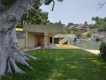 CASA EN VENTA A ORILLA DEL LAGO / EXCELENTE PARA REMODELAR 