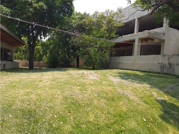CASA EN VENTA A ORILLA DEL LAGO / EXCELENTE PARA REMODELAR 