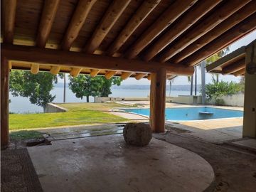 CASA EN VENTA A ORILLA DEL LAGO / EXCELENTE PARA REMODELAR 