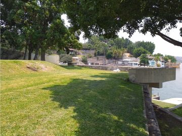 CASA EN VENTA A ORILLA DEL LAGO / EXCELENTE PARA REMODELAR 