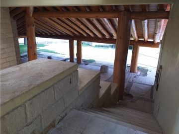 CASA EN VENTA A ORILLA DEL LAGO / EXCELENTE PARA REMODELAR 