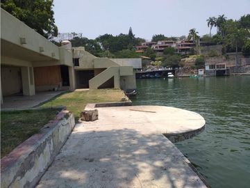 CASA EN VENTA A ORILLA DEL LAGO / EXCELENTE PARA REMODELAR 