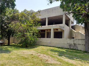 CASA EN VENTA A ORILLA DEL LAGO / EXCELENTE PARA REMODELAR 