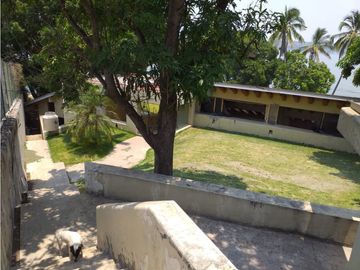 CASA EN VENTA A ORILLA DEL LAGO / EXCELENTE PARA REMODELAR 