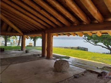 CASA EN VENTA A ORILLA DEL LAGO / EXCELENTE PARA REMODELAR 