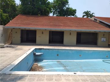 CASA EN VENTA A ORILLA DEL LAGO / EXCELENTE PARA REMODELAR 