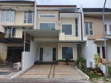 Rumah Imperial Beach Pakuwon City NEW MINIMALIS Row 3 mobil, carport 2