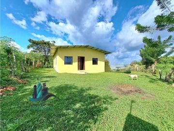 VENDO CASA 2HAB EN LOTE DE 800M2 LA ESTRELLA