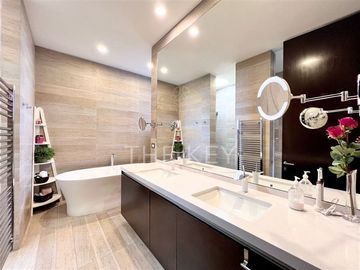Casa en venta de 5 dorm. en Lo Barnechea