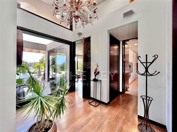 Casa en venta de 5 dorm. en Lo Barnechea