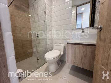 apartamento en arriendo en los colores. Cod A72566