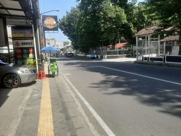 Dijual paket 2 Ruko 3 Lantai istimewa strategis pinggir jalan utama Seturan, loc vvip sangat strategis kawasan Bisnis.