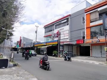 Dijual paket 2 Ruko 3 Lantai istimewa strategis pinggir jalan utama Seturan, loc vvip sangat strategis kawasan Bisnis.