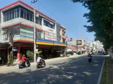 Dijual paket 2 Ruko 3 Lantai istimewa strategis pinggir jalan utama Seturan, loc vvip sangat strategis kawasan Bisnis.