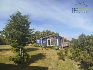 Casa con vista al mar, 2D y 1B en amplio terreno de 2.500 m2