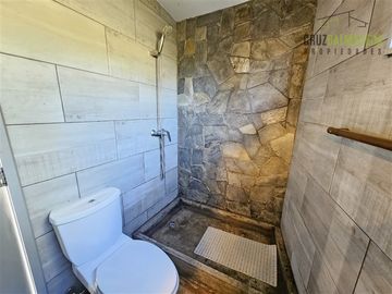 Casa con vista al mar, 2D y 1B en amplio terreno de 2.500 m2