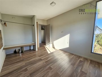 Casa con vista al mar, 2D y 1B en amplio terreno de 2.500 m2