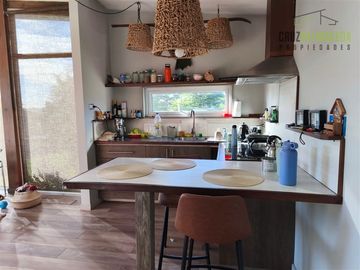 Casa con vista al mar, 2D y 1B en amplio terreno de 2.500 m2