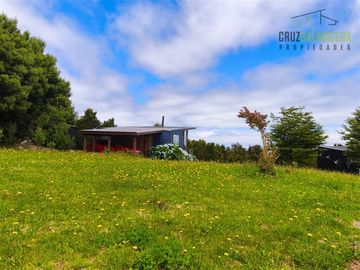 Casa con vista al mar, 2D y 1B en amplio terreno de 2.500 m2