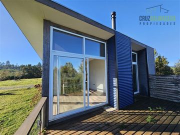 Casa con vista al mar, 2D y 1B en amplio terreno de 2.500 m2