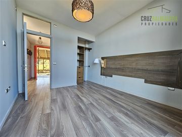 Casa con vista al mar, 2D y 1B en amplio terreno de 2.500 m2