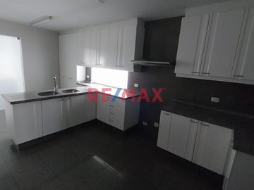 ¡🏡 Vive en el Penthouse de tus Sueños en Golf Los Incas, Surco!
✨ Descubre este exclusivo penthouse dúplex, ubicado en la privilegiada zona de Golf L
