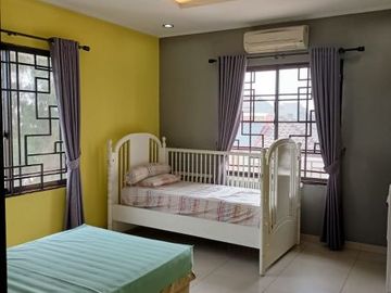 DISEWAKAN RUMAH BAGUS 3 LANTAI HOOK FULL FURNISH DI GREEN LAKE CITY CIPONDOH