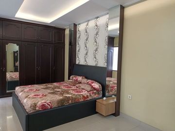 DISEWAKAN RUMAH BAGUS 3 LANTAI HOOK FULL FURNISH DI GREEN LAKE CITY CIPONDOH