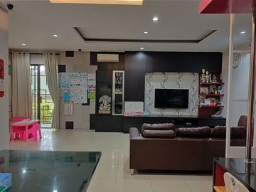 DISEWAKAN RUMAH BAGUS 3 LANTAI HOOK FULL FURNISH DI GREEN LAKE CITY CIPONDOH