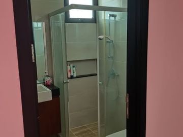 DISEWAKAN RUMAH BAGUS 3 LANTAI HOOK FULL FURNISH DI GREEN LAKE CITY CIPONDOH