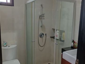 DISEWAKAN RUMAH BAGUS 3 LANTAI HOOK FULL FURNISH DI GREEN LAKE CITY CIPONDOH