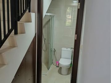 DISEWAKAN RUMAH BAGUS 3 LANTAI HOOK FULL FURNISH DI GREEN LAKE CITY CIPONDOH
