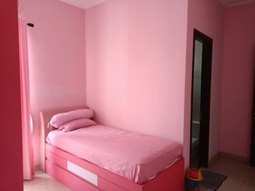 DISEWAKAN RUMAH BAGUS 3 LANTAI HOOK FULL FURNISH DI GREEN LAKE CITY CIPONDOH