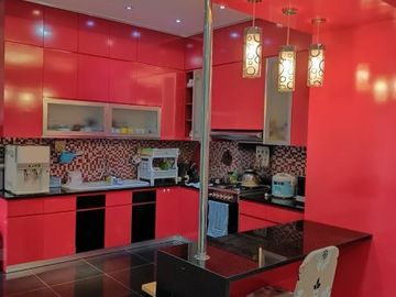 DISEWAKAN RUMAH BAGUS 3 LANTAI HOOK FULL FURNISH DI GREEN LAKE CITY CIPONDOH
