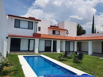 Residencia con 14 deptos ejecutivos para renta con jardín, alberca para Renta