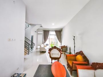 Rumah 2 Lantai Terawat 13 Menit ke Terminal Depok Dibantu KPR J-7338