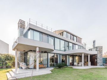 VENTA CON RENTA Especatucular casa moderna de diseño, lote al lago , 4 dorm. en suite