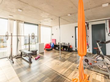 VENTA CON RENTA Especatucular casa moderna de diseño, lote al lago , 4 dorm. en suite