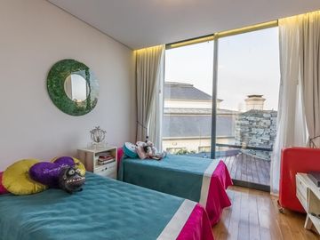 VENTA CON RENTA Especatucular casa moderna de diseño, lote al lago , 4 dorm. en suite