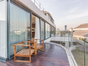 VENTA CON RENTA Especatucular casa moderna de diseño, lote al lago , 4 dorm. en suite