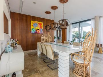 VENTA CON RENTA Especatucular casa moderna de diseño, lote al lago , 4 dorm. en suite